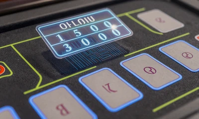 Speed Baccarat-Tisch mit neon-blau-violetten Karten und holografischer Punktetafel beim Casoola Live Casino